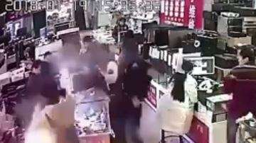 Por fortuna, explotó la batería fuera de su boca.