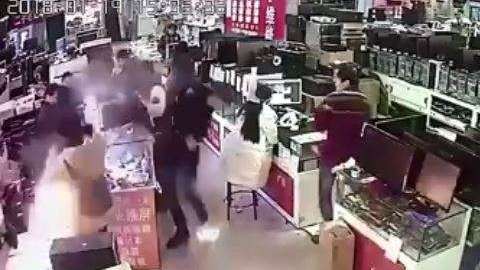 Por fortuna, explotó la batería fuera de su boca.