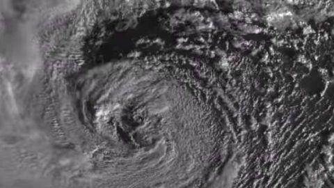 Satélites meteorológicos de la  NOAA detectaron el movimiento del “ciclón bomba”.