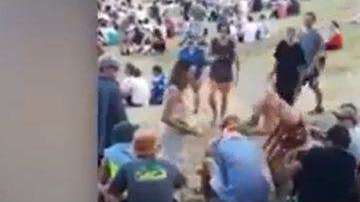 Las chicas golpearon a su agresor, sin que nadie hiciera nada.