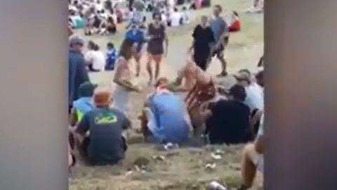 Las chicas golpearon a su agresor, sin que nadie hiciera nada.