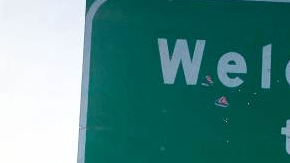 Se han reportado varias vallas con este tipo de mensajes racistas