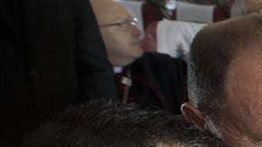 El Papa casó a dos tripulantes del Airbus en el vuelo que lo llevó a Iquique.