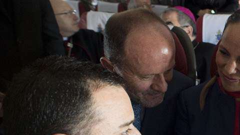 El Papa casó a dos tripulantes del Airbus en el vuelo que lo llevó a Iquique.