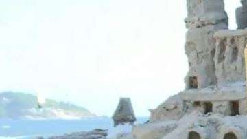 Se hace llamar "rey Marcio" y sobrevive con las limosnas que le dan los bañistas.