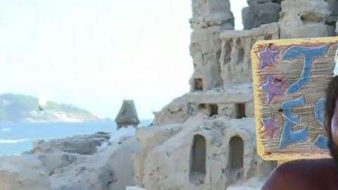 Se hace llamar "rey Marcio" y sobrevive con las limosnas que le dan los bañistas.