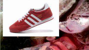El calzando de la momia se parece a unos tenis Adidas.