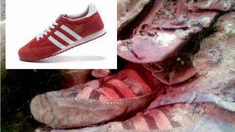 El calzando de la momia se parece a unos tenis Adidas.