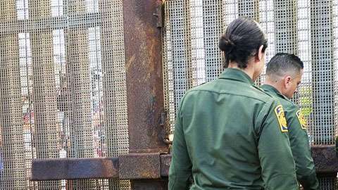 Se sospecha que la suspensión es por un nuevo jefe de Patrulla Fronteriza que nunca ha estado a favor de abrir la puerta.