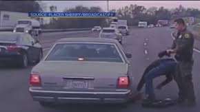 Increíble rescate de dos policías en medio del tráfico.