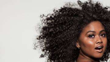 Taija Kerr, la primera mujer afro-hawaiana en ser modelo de una campaña de cosméticos en EEUU.