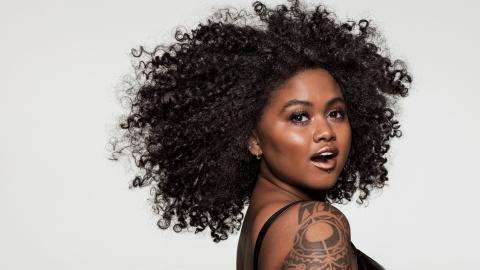 Taija Kerr, la primera mujer afro-hawaiana en ser modelo de una campaña de cosméticos en EEUU.