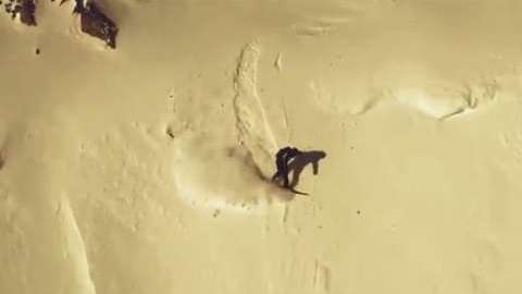 El esquiador evitó ser arrasado por una avalancha de nieve en los Montes Pirineos