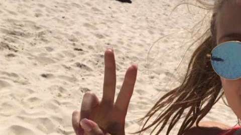 Genie Bouchard luce cuerpazo en las playas de Australia