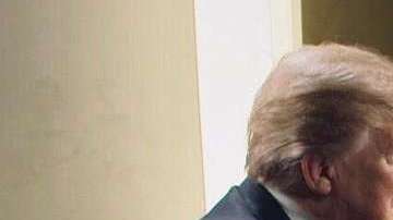 Piers Morgan le obsequió a Donald Trump una camiseta del Arsenal