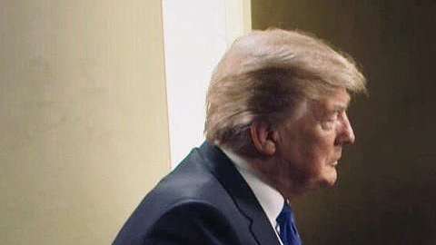 Piers Morgan le obsequió a Donald Trump una camiseta del Arsenal