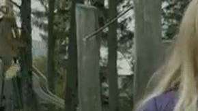 Parece una niña inocente, pero en realidad no lo es.