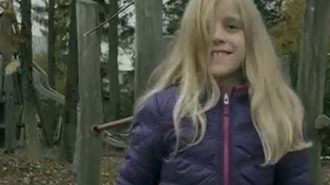 Parece una niña inocente, pero en realidad no lo es.