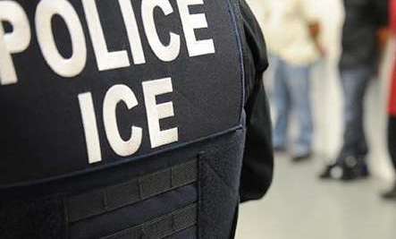 ICE está deteniendo a inmigrantes con "green card" por faltas menores.
