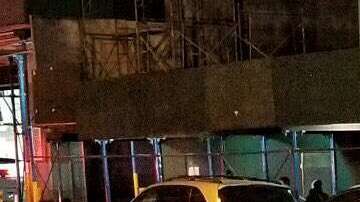 El vehículo impactado por un trozo de hielo en SoHo.