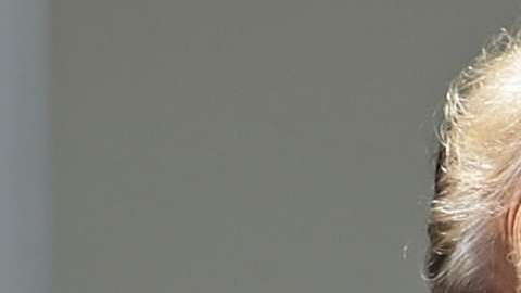 El presidente Trump no compartió su sombrilla.