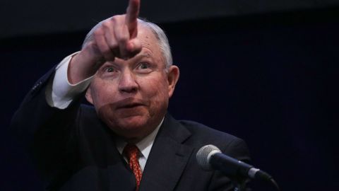 El fiscal Jeff Sessions ha sido crítico de las cortes migratorias y de los abogados que defiendes a los inmigrantes, indicando que los casos se tardan demasiado (Foto: archivo)