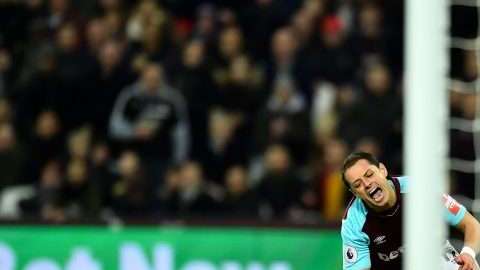 El mexicano Javier 'Chicharito' Hernández sufrió una entrada que le valió al West Ham y un penalti para empatar con Crystal Palace. (Foto: GLYN KIRK/AFP/Getty Images)