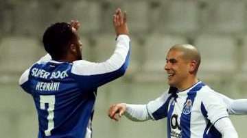 Héctor Herrera festeja junto a sus compañeros el gol al Moreirense.