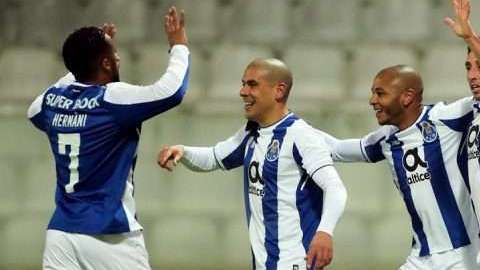 Héctor Herrera festeja junto a sus compañeros el gol al Moreirense.