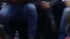 Serge Ibaka y James Johnson durante una pelea.