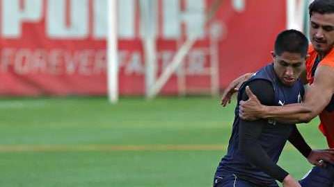 Oswaldo Alanís, durante un entrenamiento de las Chivas Rayadas del Guadalajara en Verde Valle. (Foto: Imago7/Jorge Barajas)