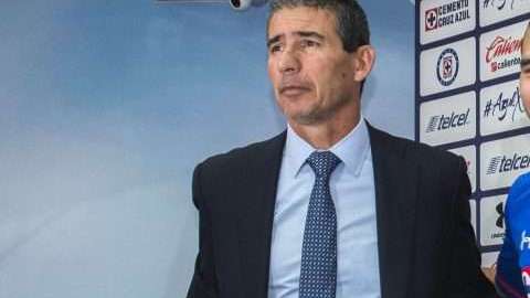 Eduardo de la Torre presentó a Carlos Peña, refuerzo del Cruz Azul para el Clausura 2018 de la Liga MX. (Foto: Imago7/Luis Onofre)