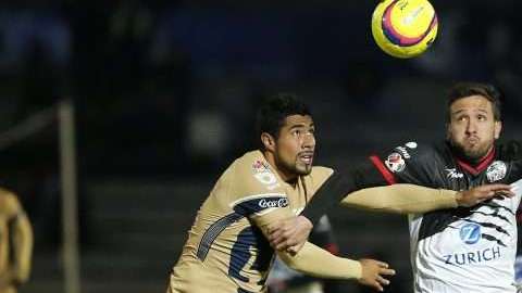 Jose Robles de Pumas y Jerónimo Amione,de Lobos BUAP disputan un balón durante un juego de la Copa MX. (Foto: Imago7/Imelda Medina)