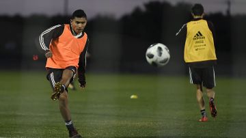 Orbelín Pineda prueba puntería durante el entrenamiento del Tri