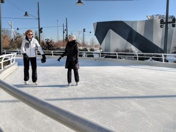 Patinaje sobre hielo en pleno centro de Chicago.