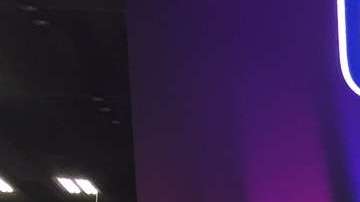 El legendario Anthony Muñoz (gorra blanca) dirige su campamento infantil de fútbol americano ‘NFL Play 60’ en el Centro de Convenciones de Minneapolis.