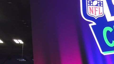 El legendario Anthony Muñoz (gorra blanca) dirige su campamento infantil de fútbol americano ‘NFL Play 60’ en el Centro de Convenciones de Minneapolis.