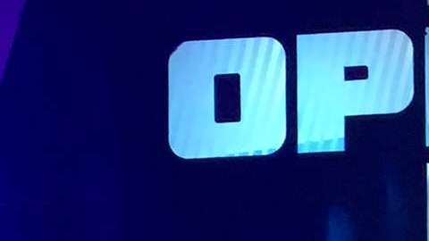 Tom Brady y Nick Foles, los quarterbacks de Patriots y Eagles, se saludan la noche del lunes junto a otros integrantes de ambos equipos durante el 'Opening Night' del Super Bowl en Minnesota.