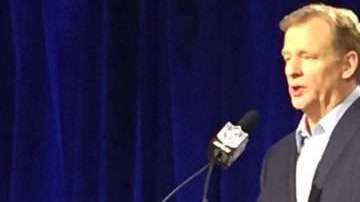 Roger Goodell, despojado de la corbata, tuvo su encuentro anual con los medios en el marco del Super Bowl.