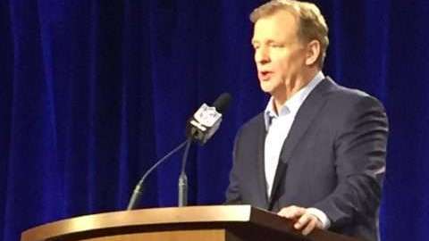 Roger Goodell, despojado de la corbata, tuvo su encuentro anual con los medios en el marco del Super Bowl.