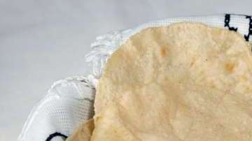 BELL, CA- 040214- Sopa de Tortilla. Ingredientes: chorizo, crema queso, chicharrones, puerco aguacate, chiles secos. FOTO J. EMILIO FLORES/LA OPINION