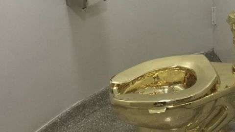 El retrete de oro ofrecido a la Casa Blanca fue creado por el artista italiano Maurizio Cattelan y funciona como un inodoro común.