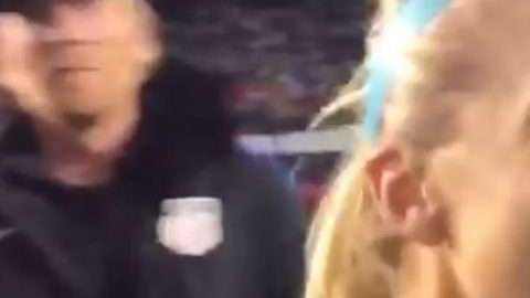 La futbolista Julie Ertz celebra que su esposo Zach consiguió el pase al Super Bowl con las Águilas de Philadelphia.