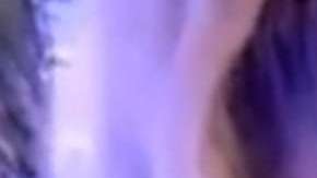 Khloé Kardashian y Kim Kardashian en la fiesta navideña