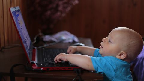 Los niños de entre 2 y 5 años deben ver tele o estar en la tablet o en la computadora solo una hora diaria.