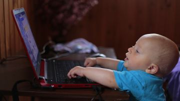 Los niños de entre 2 y 5 años deben ver tele o estar en la tablet o en la computadora solo una hora diaria.