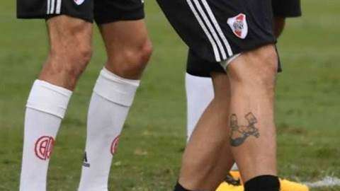 Lucas Pratto lleva tatuado en la pierna derecha a los personajes de los Simpsons
