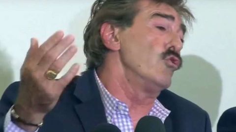 Ricardo Antonio La Volpe tiene un asunto legal pendiente con el tema de la 'podóloga' de Chivas.