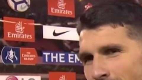El estadounidense Eric Lichaj, jugador del Nottigham Forest que le hizo dos goles al Arsenal en la FA Cup. (Foto: Especial / Tomada de la TV)