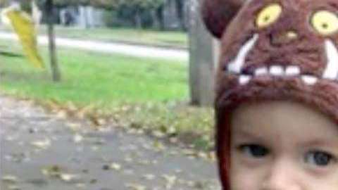 El padre del niño vio como el cuerpo del suicida caía sobre el de su hijo.
